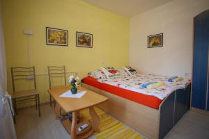 Postel nebo postele na pokoji v ubytování Guesthouse Adi