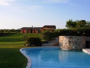 Bazén v ubytování B&B Borgo Tre Case nebo v jeho okolí