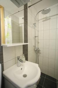 Koupelna v ubytování Guesthouse Adi + 37 fotografií