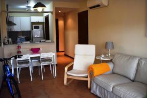 a living room with a couch and a table with chairs at Apartament Ivan Eucaliptus 2 in Amposta