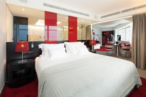 
A bed or beds in a room at MYRIAD by SANA Hotels
