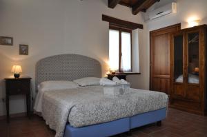 Schlafzimmer mit einem Bett und einem Fenster in der Unterkunft Agriturismo "Antico Frantoio" in Foligno