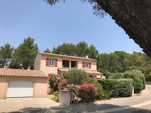 ソルマーヌ・ド・ボークリューズにあるBeautiful Villa in Saumane de Vaucluse with Gardenの花と茂みの家