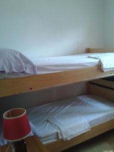 1 dormitorio con 2 literas y lámpara roja en Cala Maria, en L'Ampolla