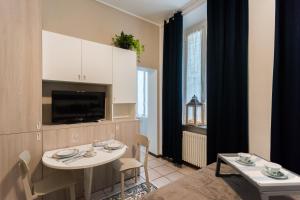 un soggiorno con un tavolo e una sala da pranzo di Love & Smile Apartment by Rent All Como a Como