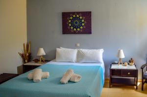 una camera da letto con un letto con asciugamani sopra di Manto On The Beach Apartments a Barbati Altre 32 foto