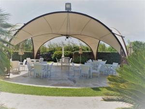 Um restaurante ou outro lugar para comer em Su Soi