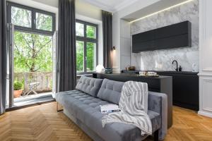 a living room with a couch and a tv at apartament PAULOVE in Krakow