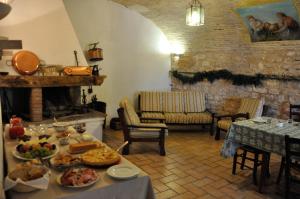 ein Wohnzimmer mit einem Tisch mit Essen drauf in der Unterkunft Agriturismo "Antico Frantoio" in Foligno