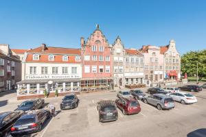 グダニスクにあるApartments By The River - Gdańsk Old Town by Rentersの建物の前に車を駐車した駐車場