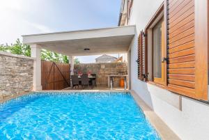 a swimming pool in the backyard of a house at kuća Maja in Štokovci