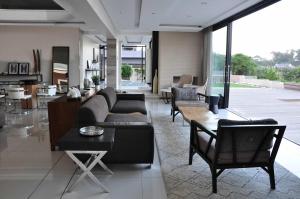 ダーバンにあるLuxe Life Houseのソファとテーブルのあるリビングルーム
