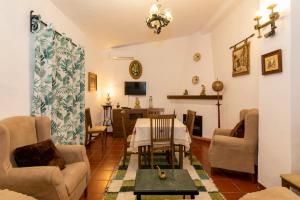 フリヒリアナにあるLa Casa del Molinoのリビングルーム(テーブル、椅子付)