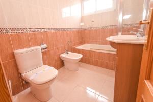 Koupelna v ubytování Apartamentos Marblau Peredamar-Julio y Agosto SOLO FAMILIAS + 24 fotografií