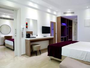 Habitación de hotel con cama y escritorio en Amethyst Napa Hotel & Spa en Ayia Napa