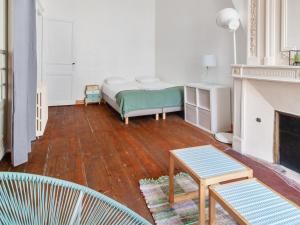 a living room with a bed and a fireplace at Rolland in Bordeaux