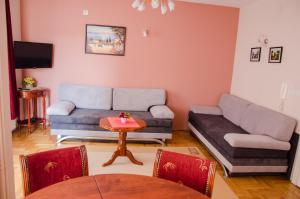 A seating area at Apartmani Banja SPA