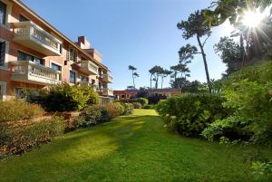 une cour herbeuse devant un bâtiment dans l'établissement Barradas Parque Hotel & Spa, à Punta del Este