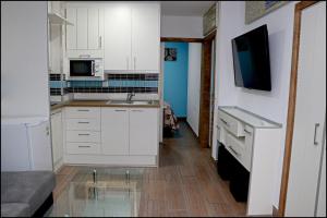 コニル・デ・ラ・フロンテーラにあるApartamento Baluarte IIIの白いキッチン(シンク、電子レンジ付)