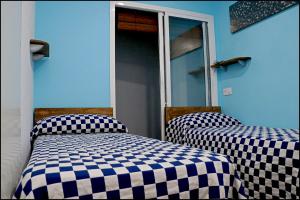 コニル・デ・ラ・フロンテーラにあるApartamento Baluarte IIIのベッド2台が隣同士に設置された部屋です。