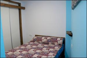 コニル・デ・ラ・フロンテーラにあるApartamento Baluarte IIIのベッドルーム(キルト付きのベッド付)