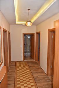 a hallway in a house with a ceiling at Badul Apart in Uzungöl