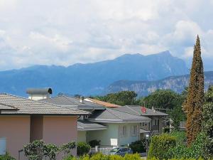 a row of houses with mountains in the background at Cabà Holiday Bardolino Gritti in Bardolino