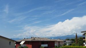 a group of houses with mountains in the background at Cabà Holiday Bardolino Gritti in Bardolino