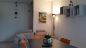 a living room with a table and a couch at Cabà Holiday Bardolino Gritti in Bardolino