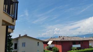a group of houses with mountains in the background at Cabà Holiday Bardolino Gritti in Bardolino
