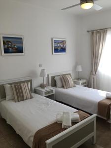 En eller flere senge i et værelse på Kings Palace - fabulous pool-side 2 bed apartment + 9 billeder