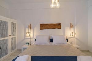 Llit o llits en una habitació de Santorini Crystal Blue Boutique Hotel