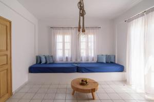 Zona d'estar a Santorini Crystal Blue Boutique Hotel