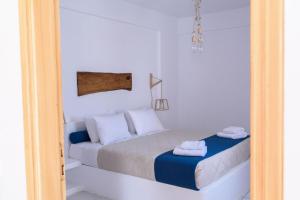 Llit o llits en una habitació de Santorini Crystal Blue Boutique Hotel