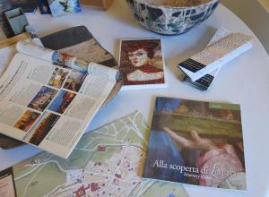 una mesa cubierta con revistas y libros sobre una mesa en Solea Relais di Charme- Adults only, en Trecastelli