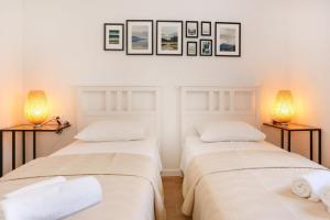 Apartments and Rooms Stone House tesisinde bir odada yatak veya yataklar