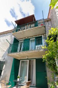 - un balcon avec des planches de surf dans l'établissement Apartments and Rooms Stone House, à Split