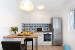 Apartments and Rooms Stone House tesisinde mutfak veya mini mutfak