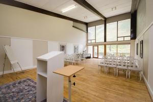 una habitación con sillas y una mesa en una habitación con ventanas en Du Kloof Lodge, en Paarl