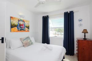 sypialnia z białym łóżkiem i oknem w obiekcie Chakas Cove 53 w mieście Ballito
