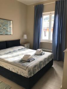 ein Schlafzimmer mit einem Bett mit zwei Handtüchern darauf in der Unterkunft Residence Le Logge in Torri del Benaco