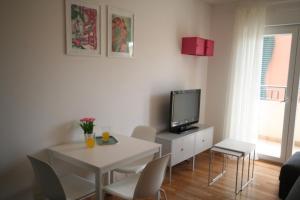 Televízia a/alebo spoločenská miestnosť v ubytovaní Apartman Matea