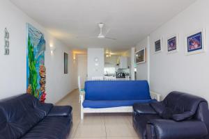 sala de estar con sofá azul y 2 sofás en Chakas Cove 94, en Ballito