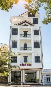 藩郎的住宿－Hotel Hong Anh，白色的建筑,上面有标志