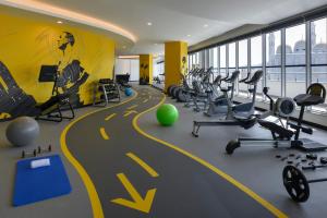 una palestra con pista dipinta sul muro di Fraser Suites Muscat a Mascate Altre 32 foto