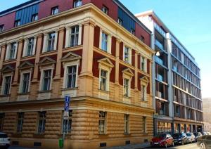 budynek na ulicy z samochodami zaparkowanymi przed nim w obiekcie Brunetti Design Apartment w Pradze