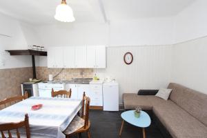 salon z kanapą i stołem w obiekcie Apartments Rosanna w Rovinj