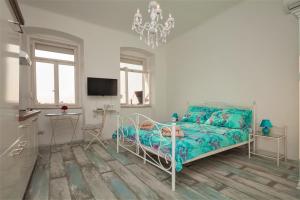 a bed room with a blue bedspread and a blue bedspread at Main Square Apartments in Pula