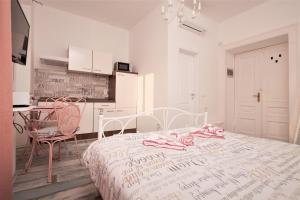 Main Square Apartments with sea view客房内的一张或多张床位