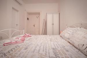 Main Square Apartments with sea view客房内的一张或多张床位